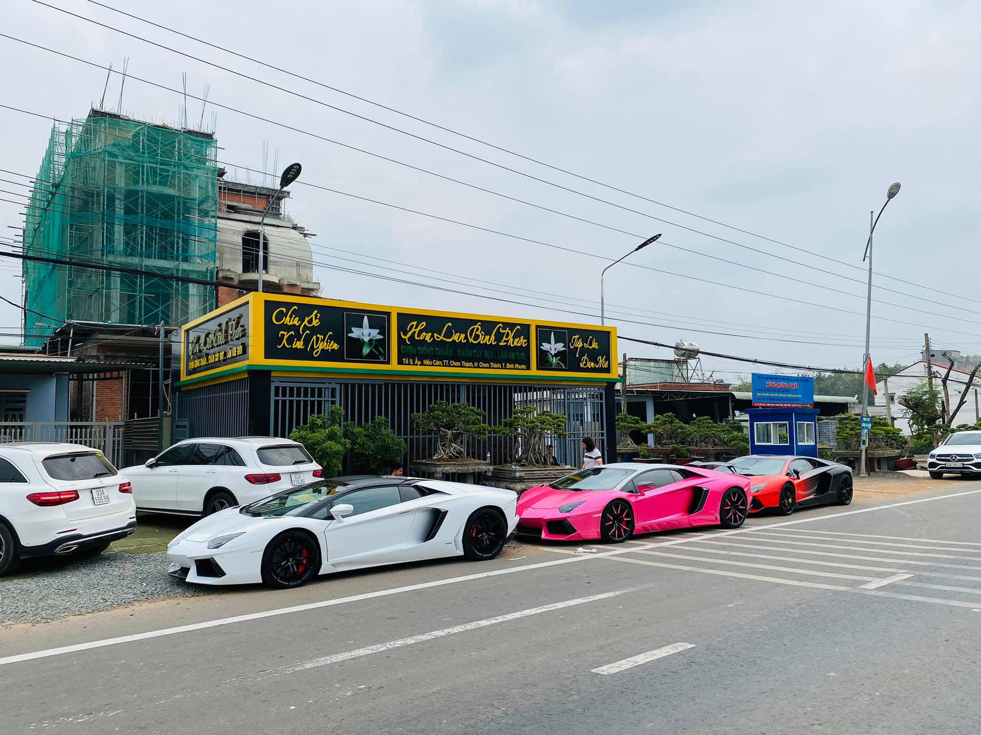 Bộ ba Lamborghini Aventador tụ tập tại nhà đại gia lan Bình Phước: Chiếc nào cũng độ độc với màu sơn chói lóa - Ảnh 1.