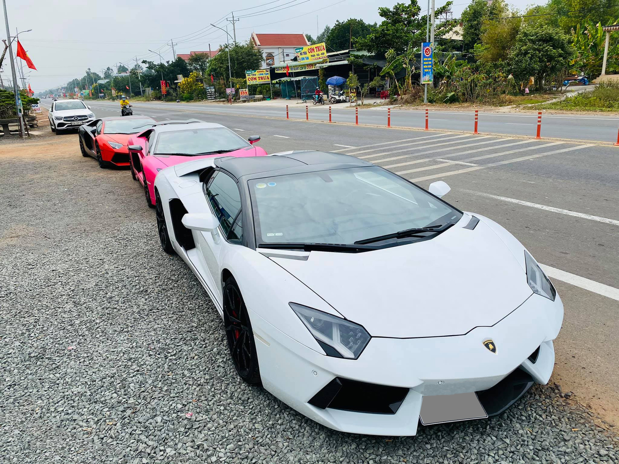 Bộ ba Lamborghini Aventador tụ tập tại nhà đại gia lan Bình Phước: Chiếc nào cũng độ độc với màu sơn chói lóa - Ảnh 2.