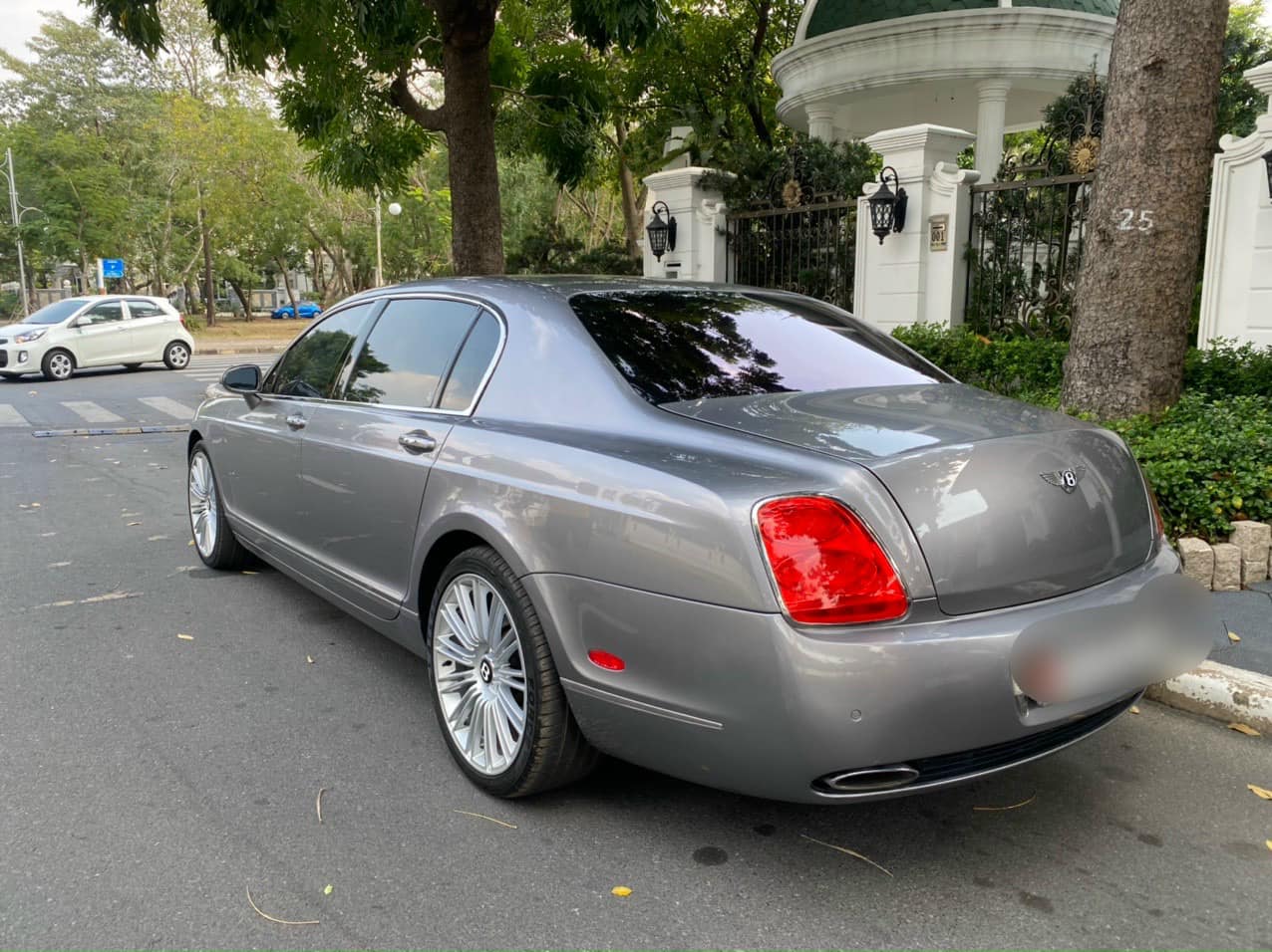 13 năm tuổi, Bentley Continental Flying Spur màu hiếm hạ giá chỉ còn 2 tỷ đồng - Ảnh 2.