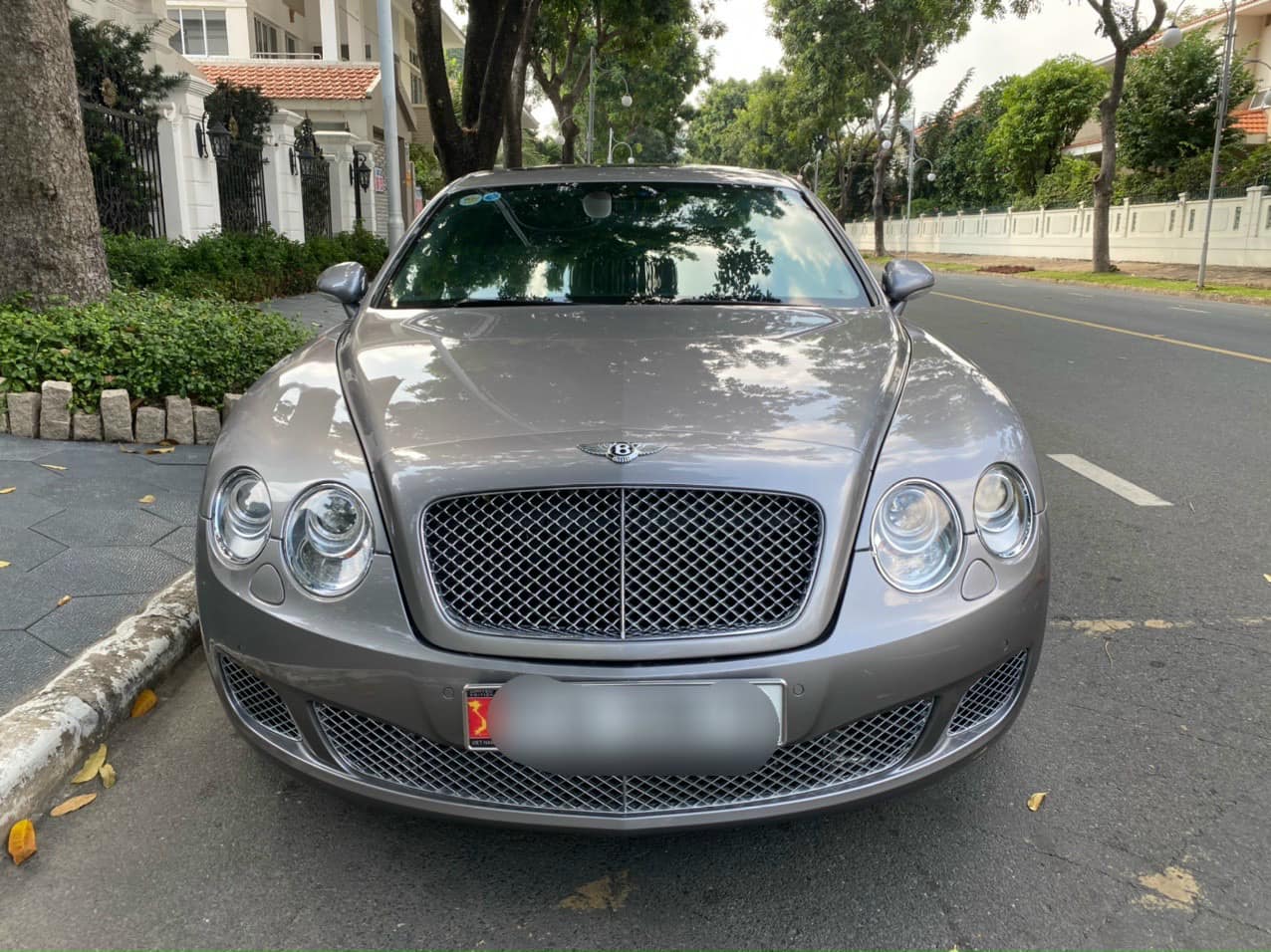 13 năm tuổi, Bentley Continental Flying Spur màu hiếm hạ giá chỉ còn 2 tỷ đồng - Ảnh 1.