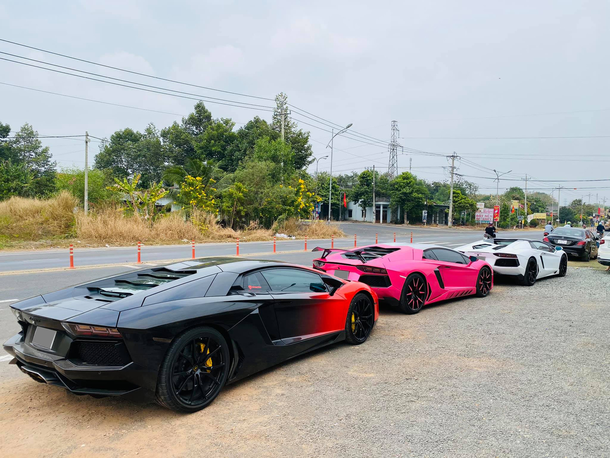 Bộ ba Lamborghini Aventador tụ tập tại nhà đại gia lan Bình Phước: Chiếc nào cũng độ độc với màu sơn chói lóa - Ảnh 4.