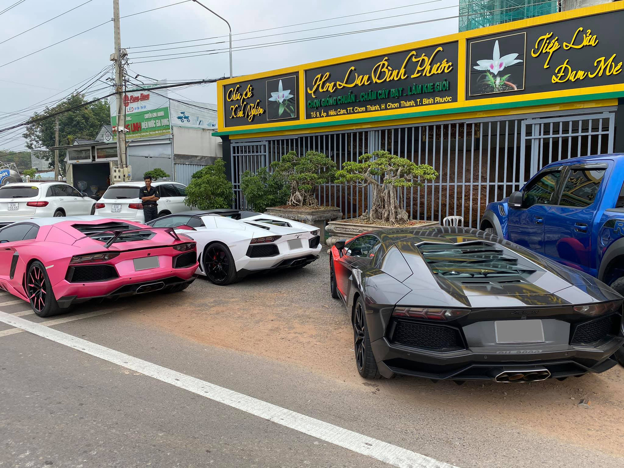 Bộ ba Lamborghini Aventador tụ tập tại nhà đại gia lan Bình Phước: Chiếc nào cũng độ độc với màu sơn chói lóa - Ảnh 5.