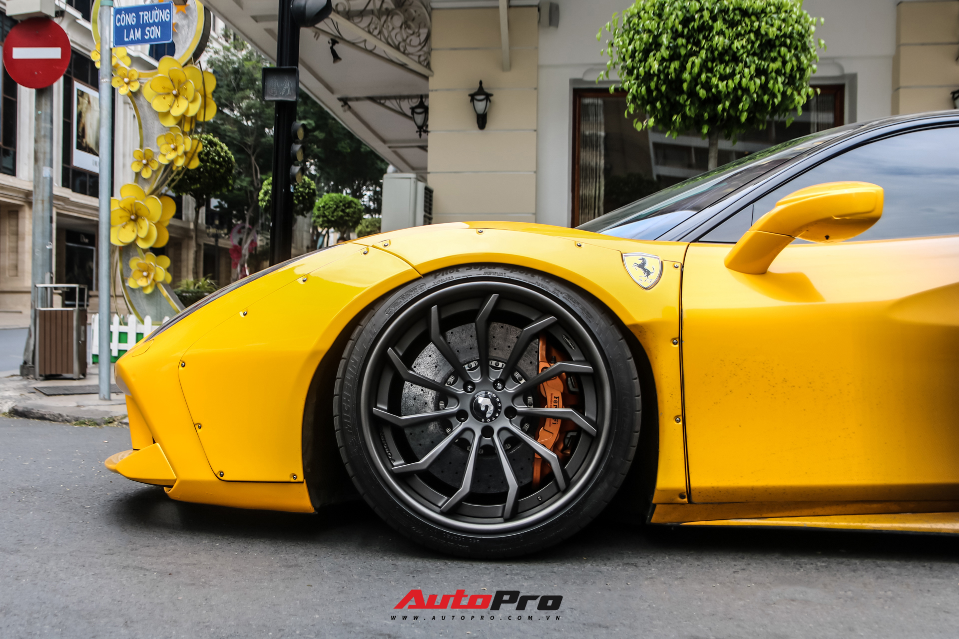 Cận cảnh Ferrari 488 GTB độ Liberty Walk độc nhất Việt Nam với lớp decal lạ mắt của doanh nhân kinh doanh online - Ảnh 5.