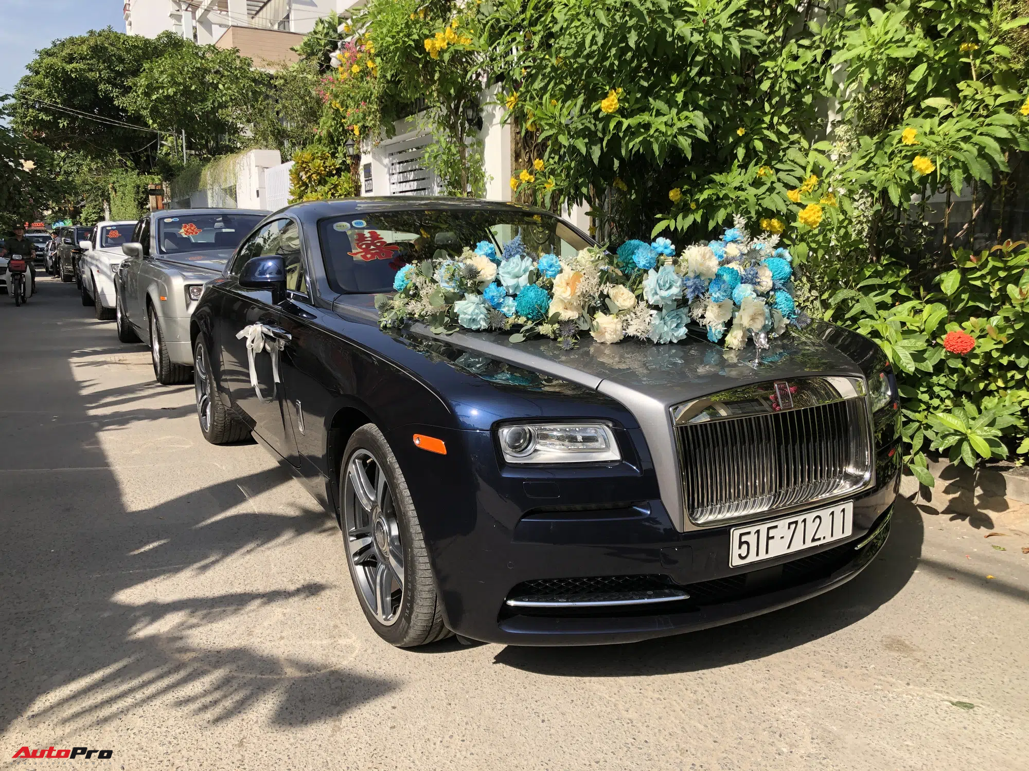 Dàn xe hơn 100 tỷ phục vụ đám cưới thiếu gia Phan Thành: Đủ loại Rolls-Royce, Maybach, Lexus đậu kín ngõ nhà cô dâu - Ảnh 1.