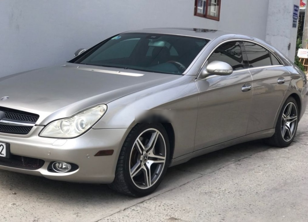 Tìm chủ mới, xe ‘dân chơi’ Mercedes-Benz CLS 500 hạ giá rẻ hơn Toyota Vios cả trăm triệu đồng - Ảnh 1.