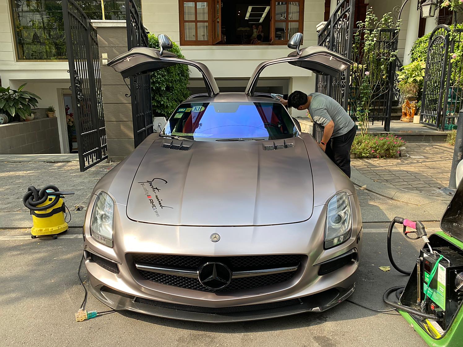 Siêu xe cánh chim Mercedes-AMG SLS lạ lẫm vừa về Việt Nam đổi màu chơi Tết nhưng bộ tem Sport mind gây tranh cãi - Ảnh 1.