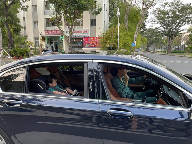 Đàm Thu Trang lái siêu xe chở ái nữ đi chơi cuối tuần, đại gia Cường Đô La... đạp xe đằng sau làm phó nháy - Ảnh 1.