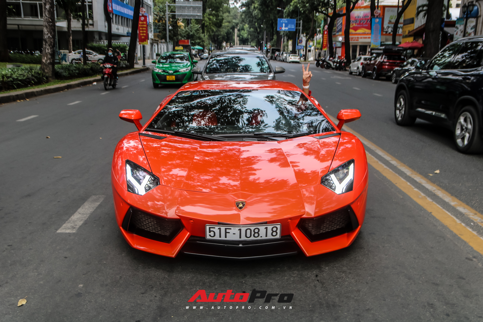 Doanh nhân Cao Hoài Trung cầm lái Lamborghini Aventador dạo phố ngày đầu năm mới - Ảnh 2.