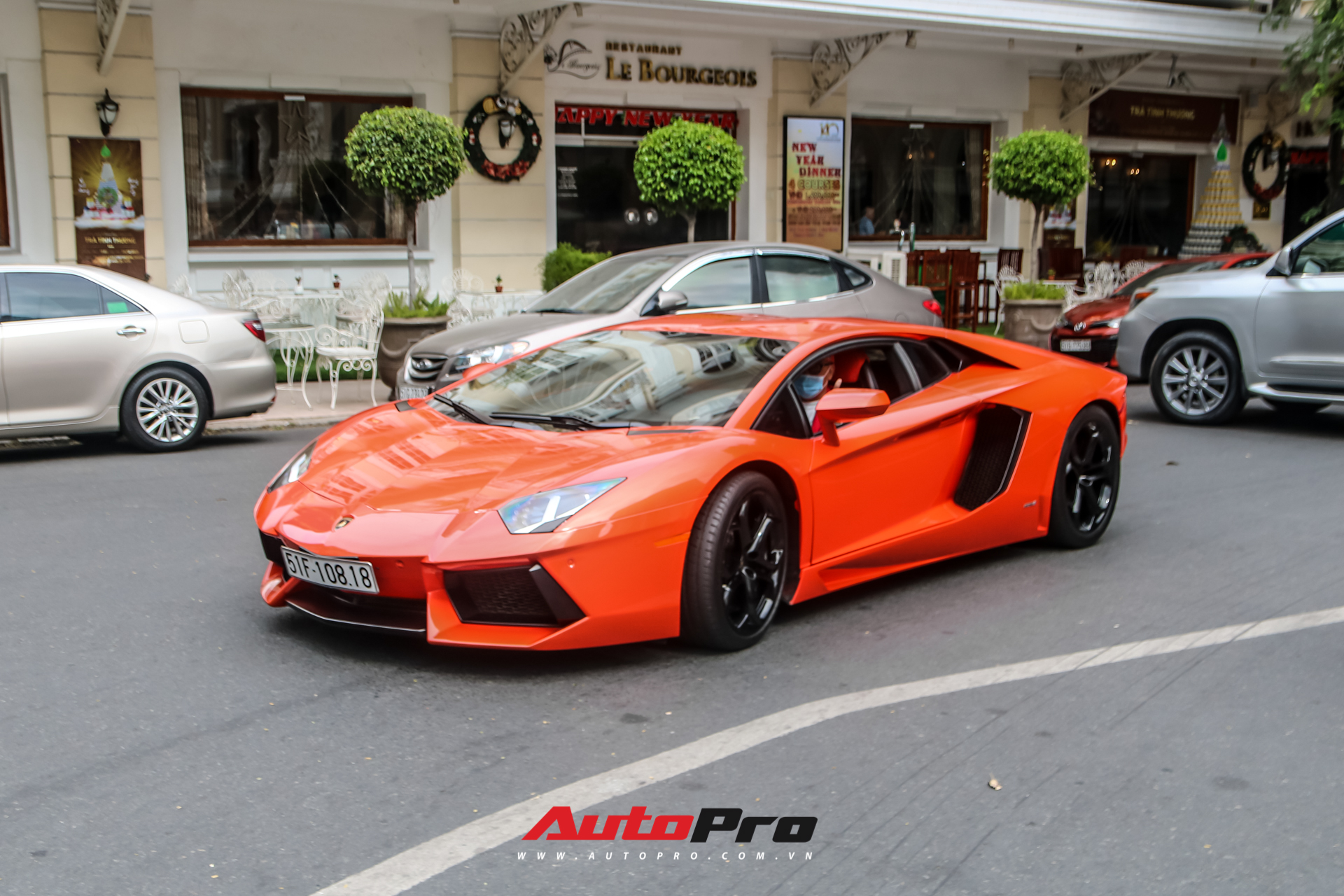 Doanh nhân Cao Hoài Trung cầm lái Lamborghini Aventador dạo phố ngày đầu năm mới - Ảnh 5.