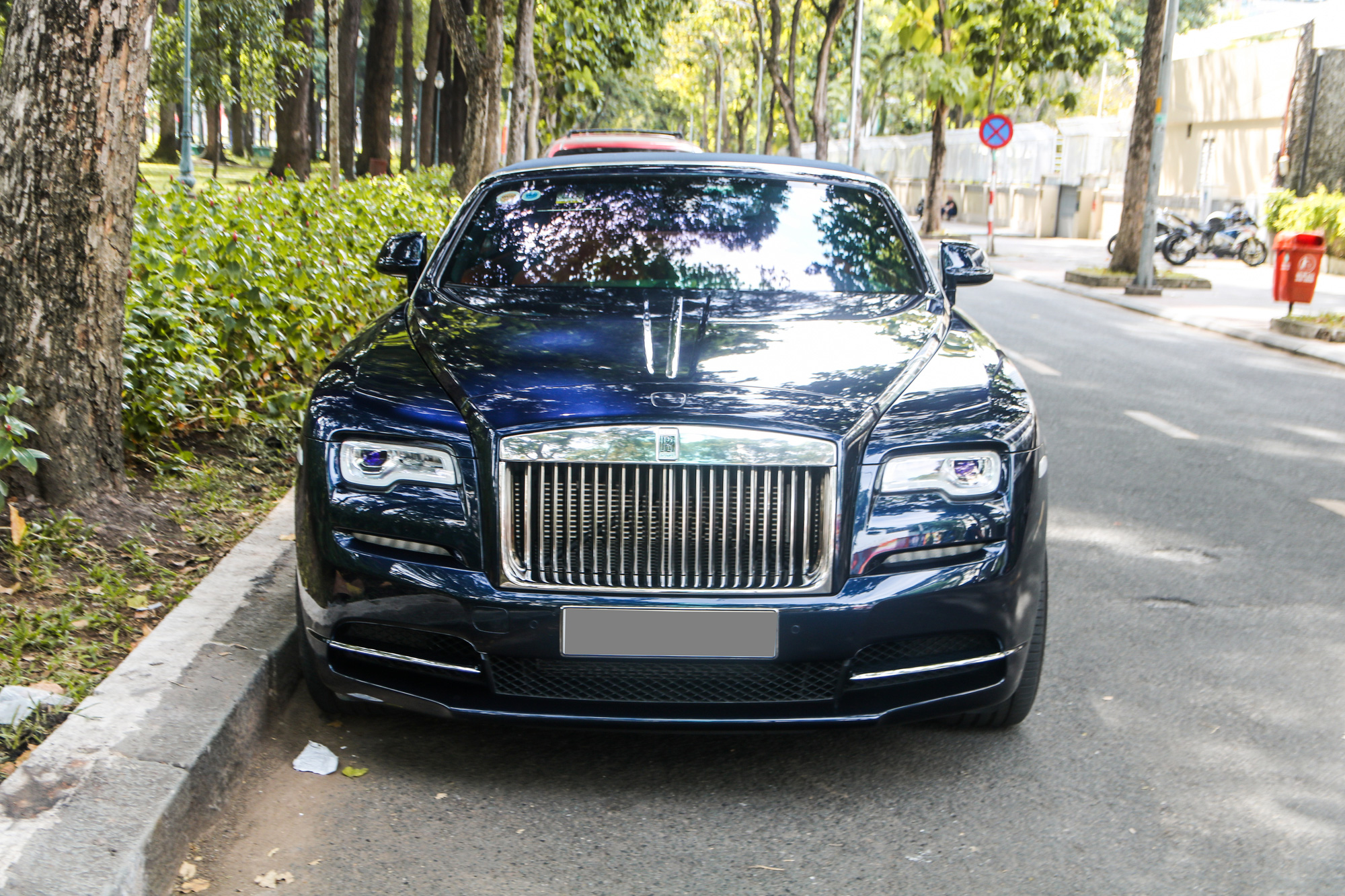 Rolls-Royce Dawn siêu độc bất ngờ lăn bánh tại Sài Gòn, mang chi tiết khác biệt so với lần xuất hiện trước - Ảnh 2.