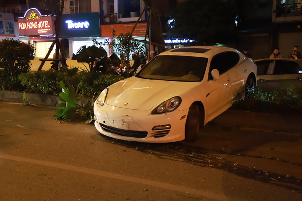 Hà Nội: Xe Porsche mất lái chồm lên dải phân cách ở hầm Kim Liên, tài xế nghi đột quỵ vì lạnh - Ảnh 2.