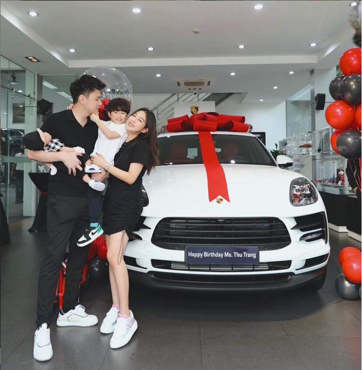 Soi dàn xe của bộ ba hot family Xoài - Cam - Đậu: Người chỉ dùng 1 xe vài trăm triệu, người tậu tới 2 chiếc Porsche chỉ trong 1 năm - Ảnh 1.