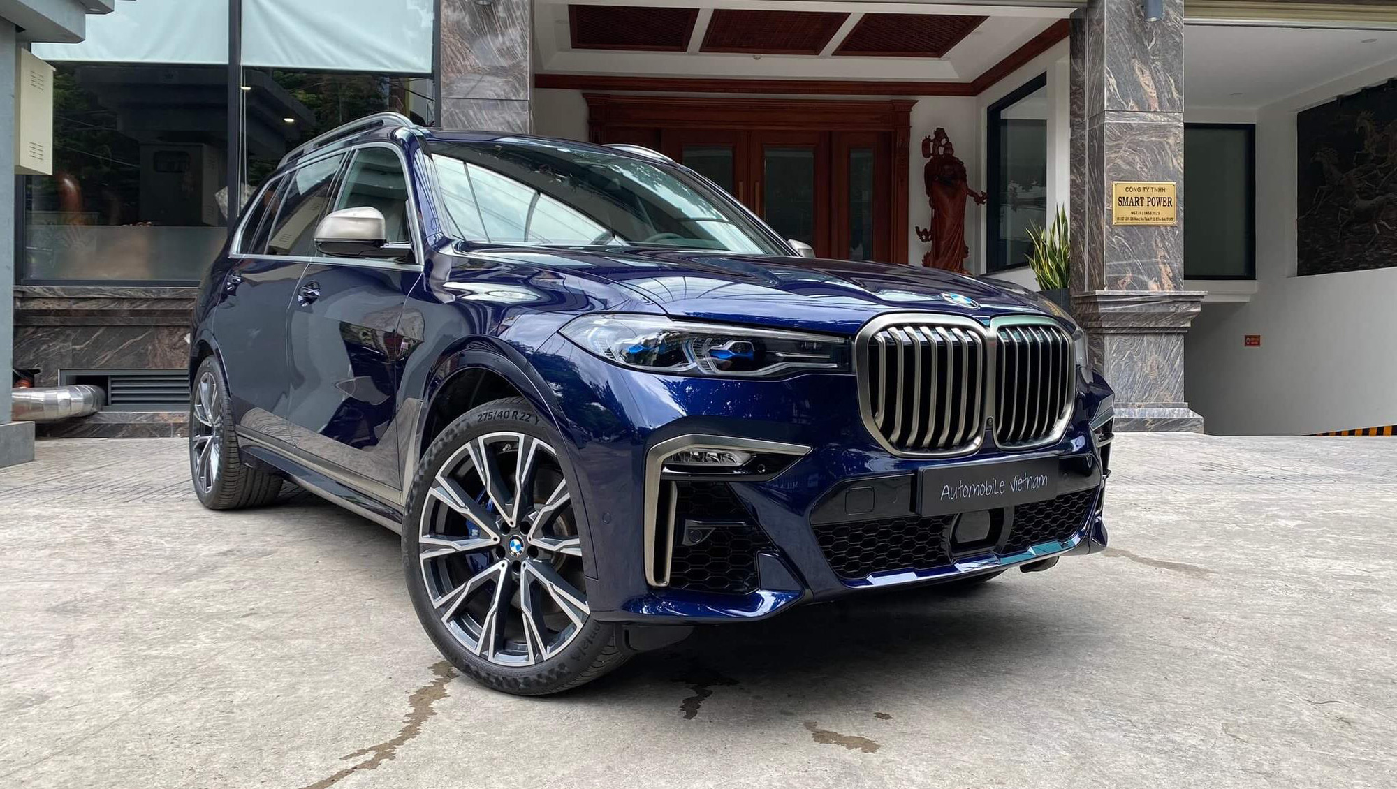 Review sơ sơ BMW X7 dành tặng vợ, Tyler Ngo chia sẻ: ‘Lái như siêu xe, tuy cũ nhưng độc nhất vô nhị’ - Ảnh 6.