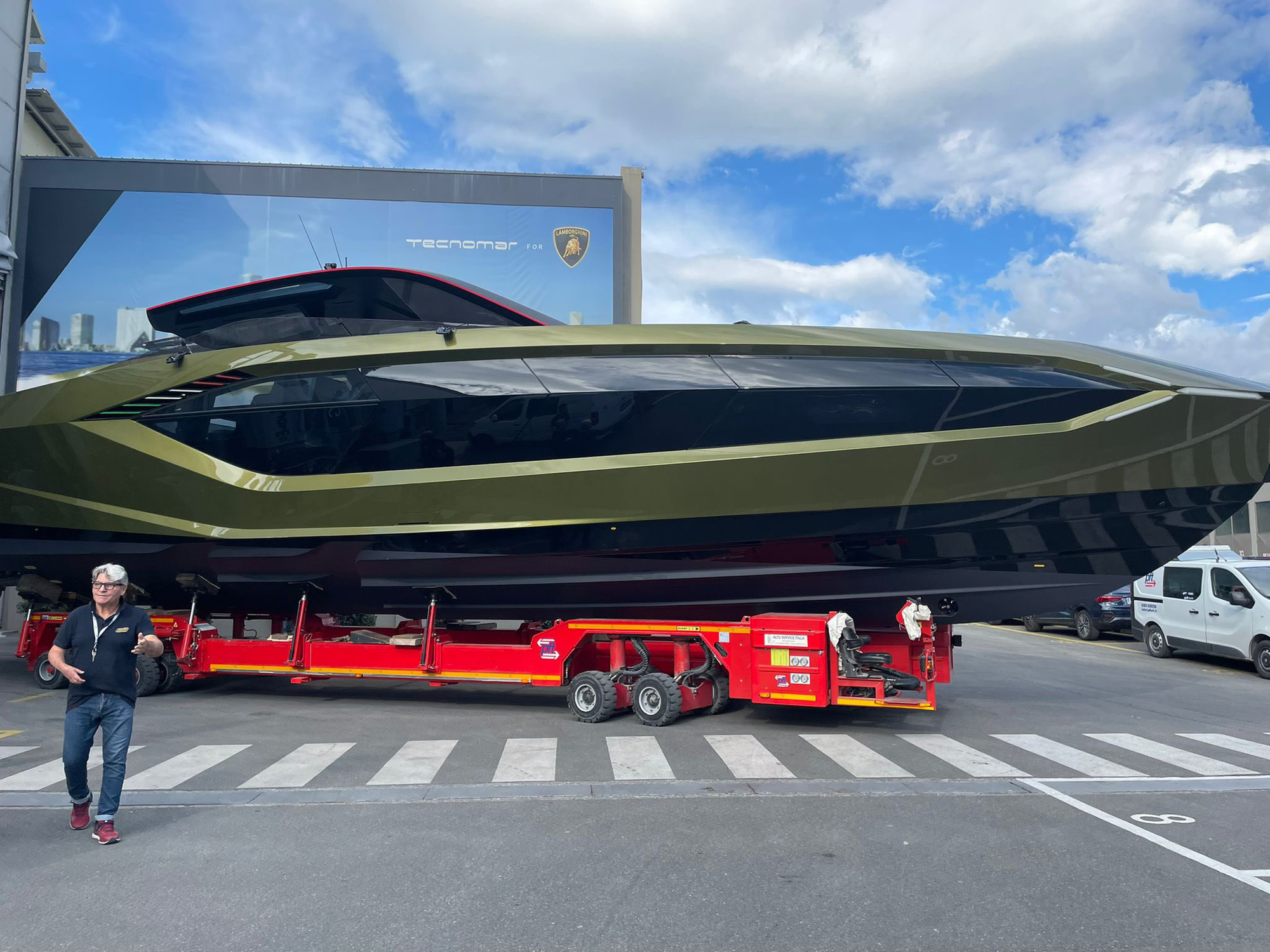 Sau thời gian dài chờ mòn mỏi, Conor McGregor sắp được nhận siêu du thuyền Lamborghini Tecnomar giá hơn 3,5 triệu USD - Ảnh 1.