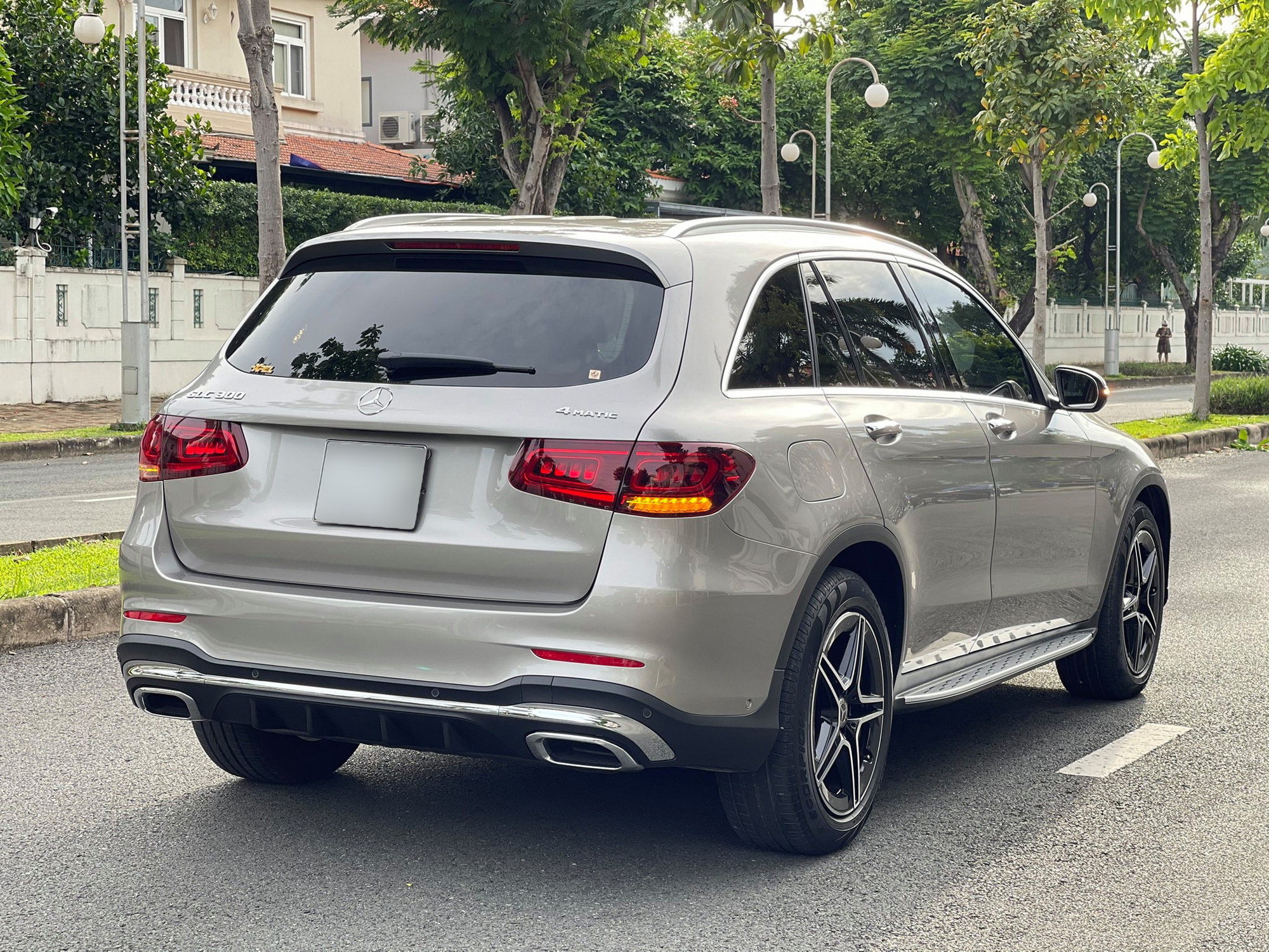 Mua Mercedes-Benz GLC 300 AMG màu hiếm, chủ xe đã vội bán dù mới chạy 2.600km - Ảnh 3.