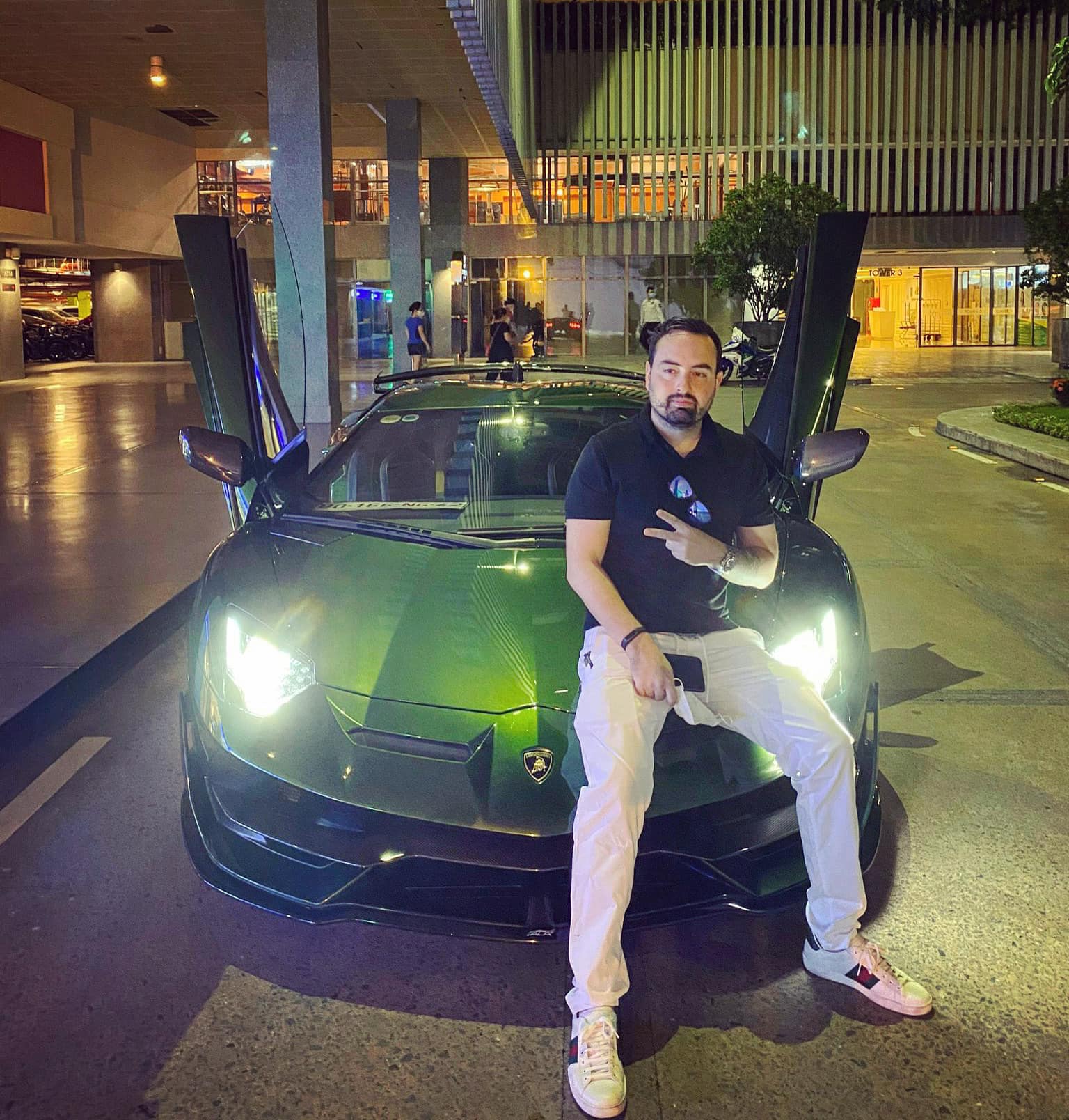 Ông trùm chuỗi nhà thuốc lớn nhất Việt Nam sắm Lamborghini Aventador SVJ, đặc biệt có sở thích đua xe - Ảnh 1.