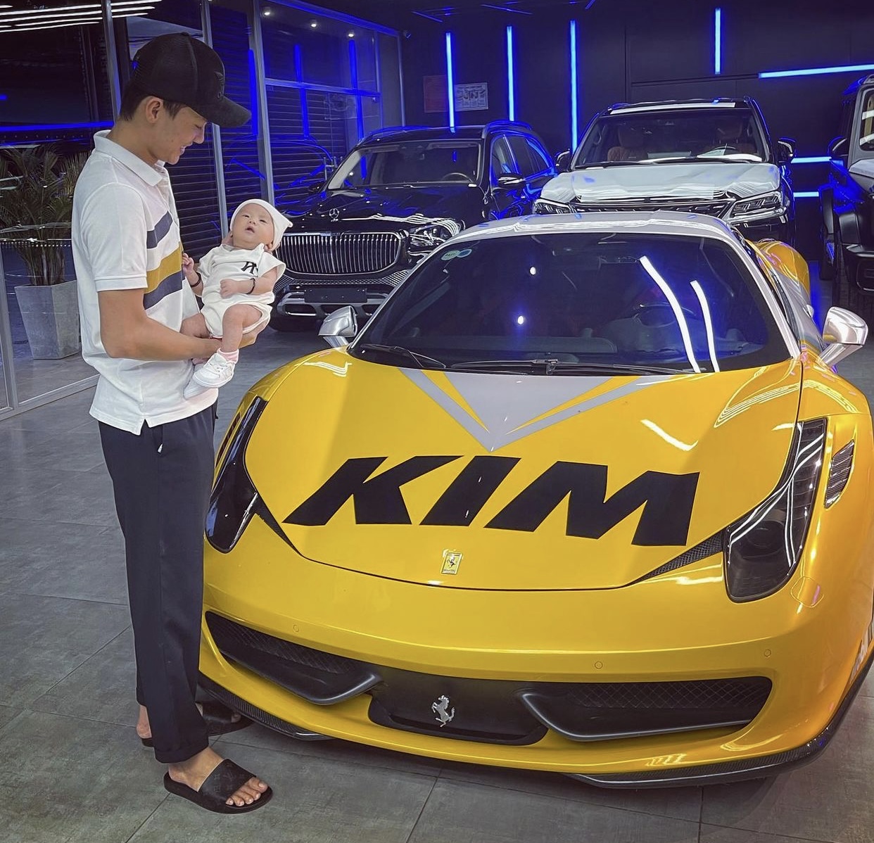 Phan Công Khanh chơi lớn: Phủ decal tên con gái lên Ferrari 458 Italia để làm nền chụp hình mừng đầy tháng  - Ảnh 1.