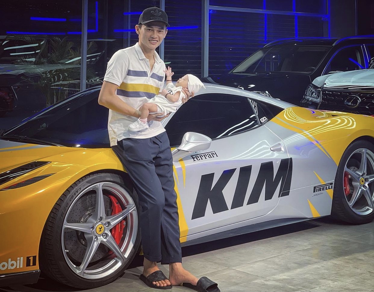 Phan Công Khanh chơi lớn: Phủ decal tên con gái lên Ferrari 458 Italia để làm nền chụp hình mừng đầy tháng  - Ảnh 2.