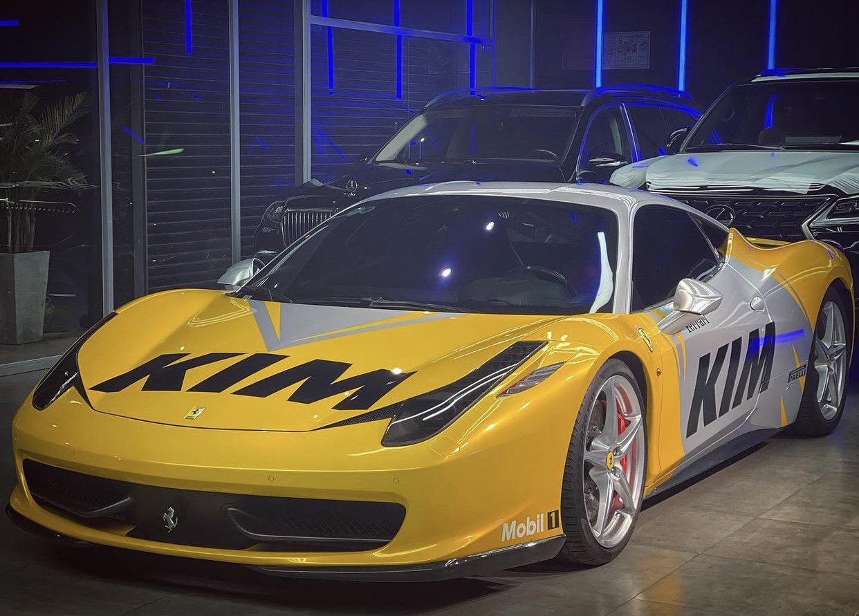 Phan Công Khanh chơi lớn: Phủ decal tên con gái lên Ferrari 458 Italia để làm nền chụp hình mừng đầy tháng  - Ảnh 4.