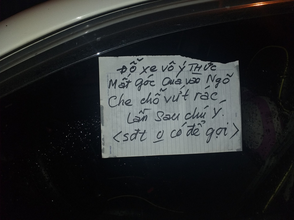 Vừa hết giãn cách, chủ ô tô đã nhận một tờ giấy nhắc nhở ngượng chín mặt - đọc rồi ghi nhớ! - Ảnh 1.
