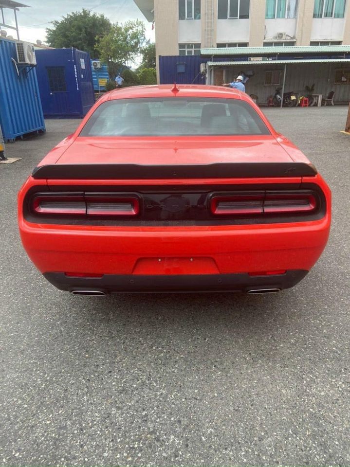 Soi xe cơ bắp Dodge Challenger GT thứ 3 về Việt Nam: Ngoại thất thuộc hàng độc, chào giá hơn 3 tỷ đồng - Ảnh 2.