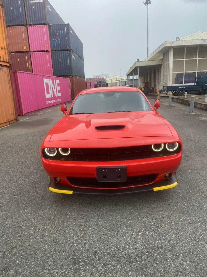 Soi xe cơ bắp Dodge Challenger GT thứ 3 về Việt Nam: Ngoại thất thuộc hàng độc, chào giá hơn 3 tỷ đồng - Ảnh 1.