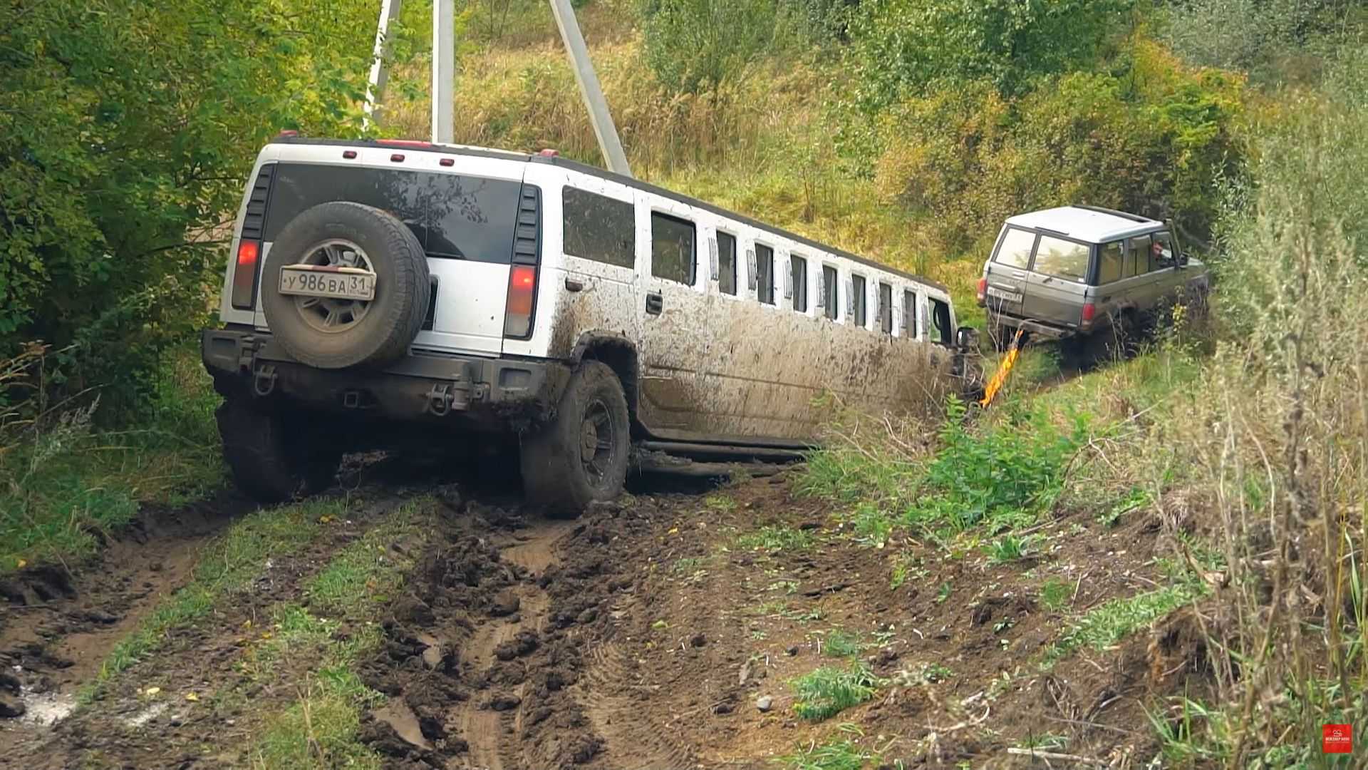 Độ Hummer H2 thành limousine dài 10 mét đem off-road - Trò chơi chỉ có người Nga mới nghĩ ra được - Ảnh 3.