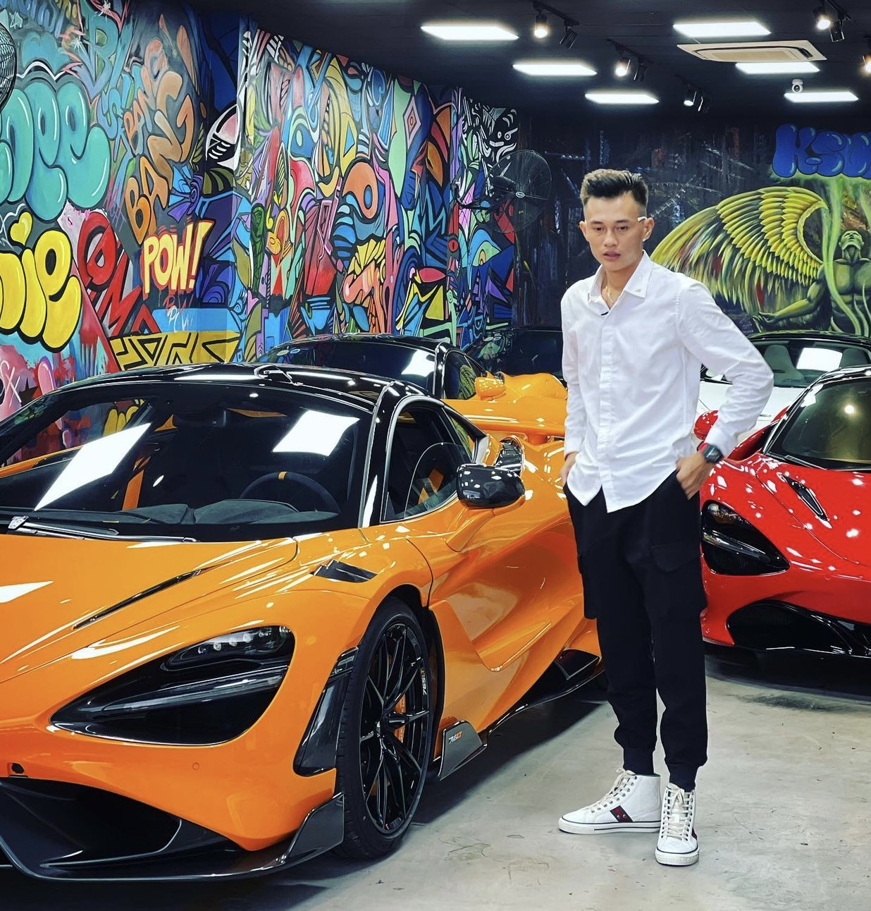 Phan Công Khanh chơi trội, đỗ McLaren 720S Spider ngay trước siêu biệt thự của Vũ Khắc Tiệp - Ảnh 2.