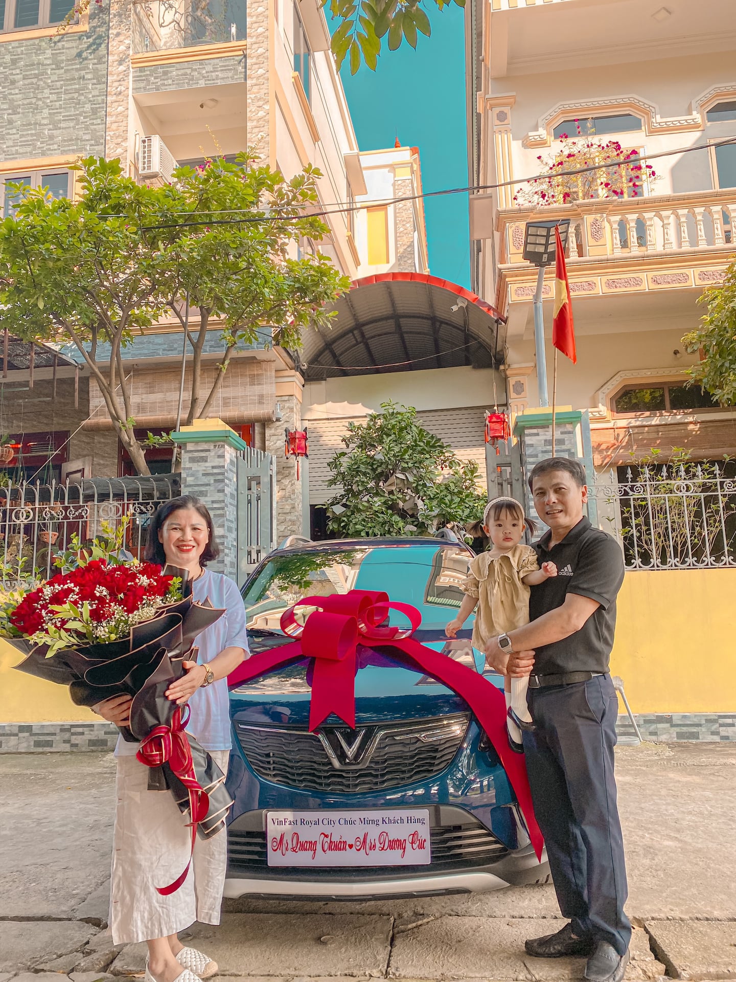 Đang cách ly nhưng Quang Hải vẫn sắm VinFast Fadil tặng mẹ cho kịp ngày 20/10 - Ảnh 1.