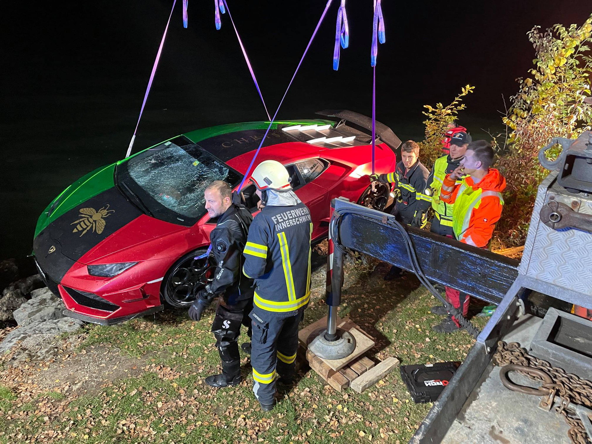 Đạp nhầm chân ga, tài xế phóng chiếc Lamborghini Huracan xuống hồ - Ảnh 1.