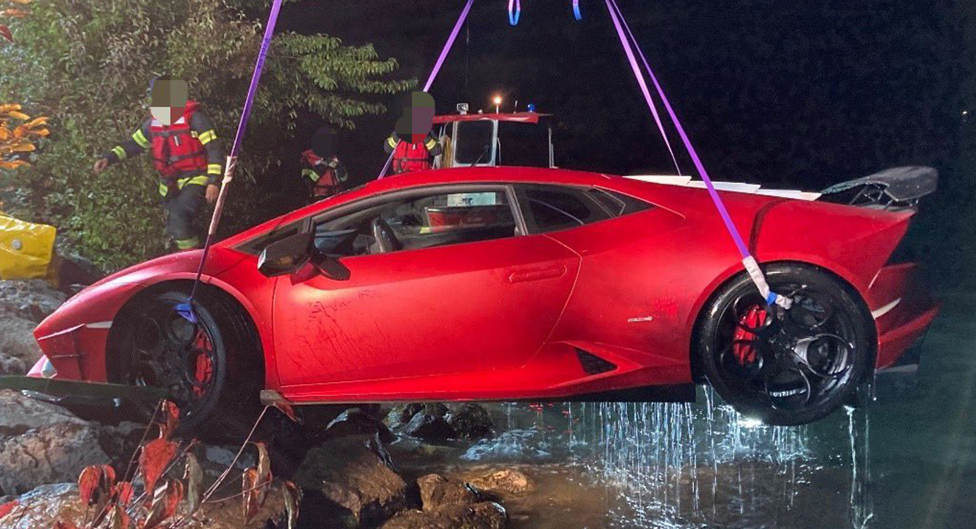 Đạp nhầm chân ga, tài xế phóng chiếc Lamborghini Huracan xuống hồ - Ảnh 3.