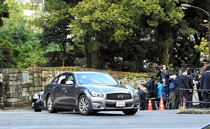 Cưới thường dân, công chúa Nhật Bản nghẹn ngào bước lên Infiniti Q50 Hybrid theo chồng về dinh - Ảnh 2.