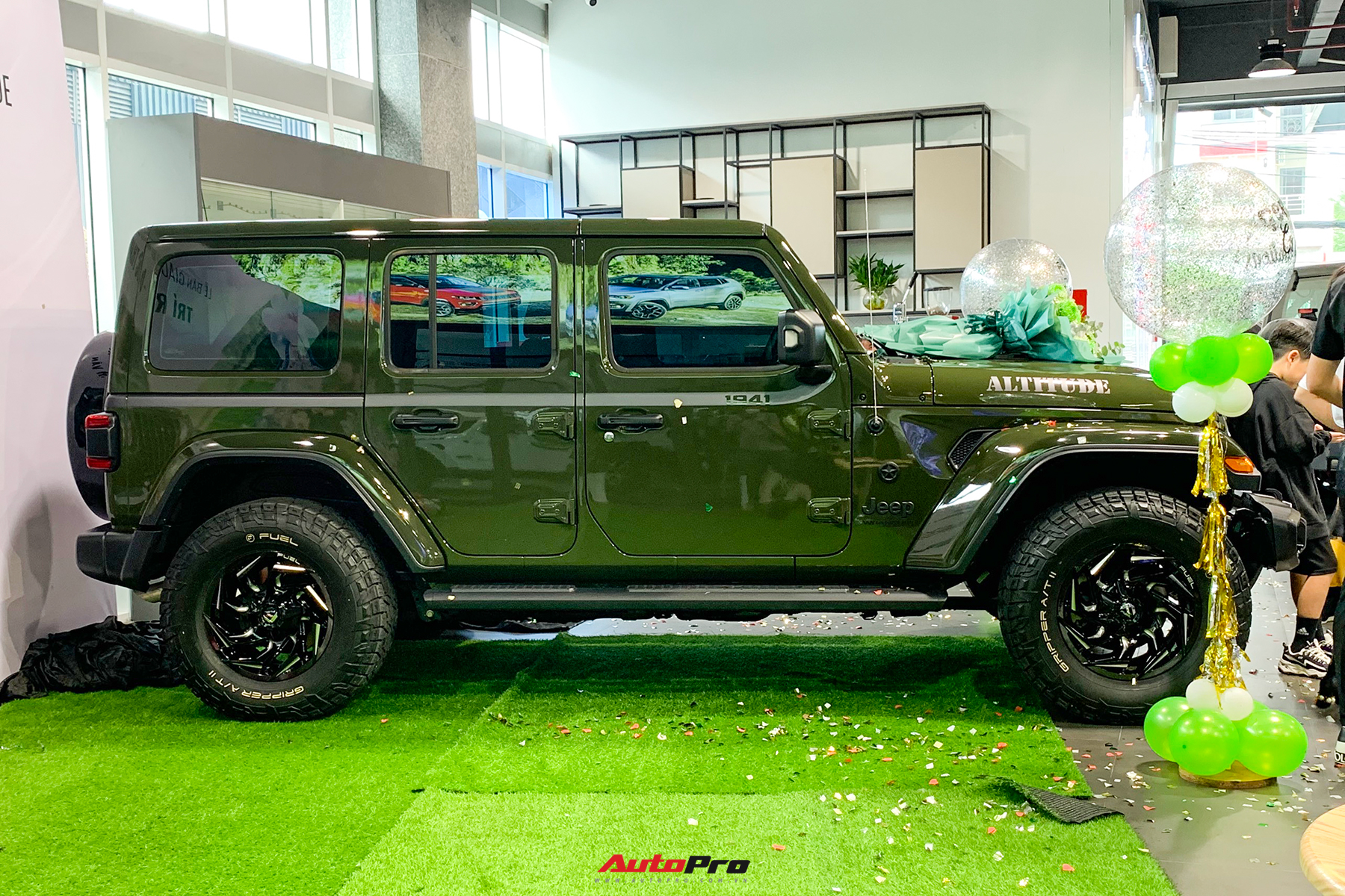 Sau MINI Cooper, Ốc Thanh Vân bổ sung Jeep Wrangler giá hơn 3,5 tỷ đồng vào  garage