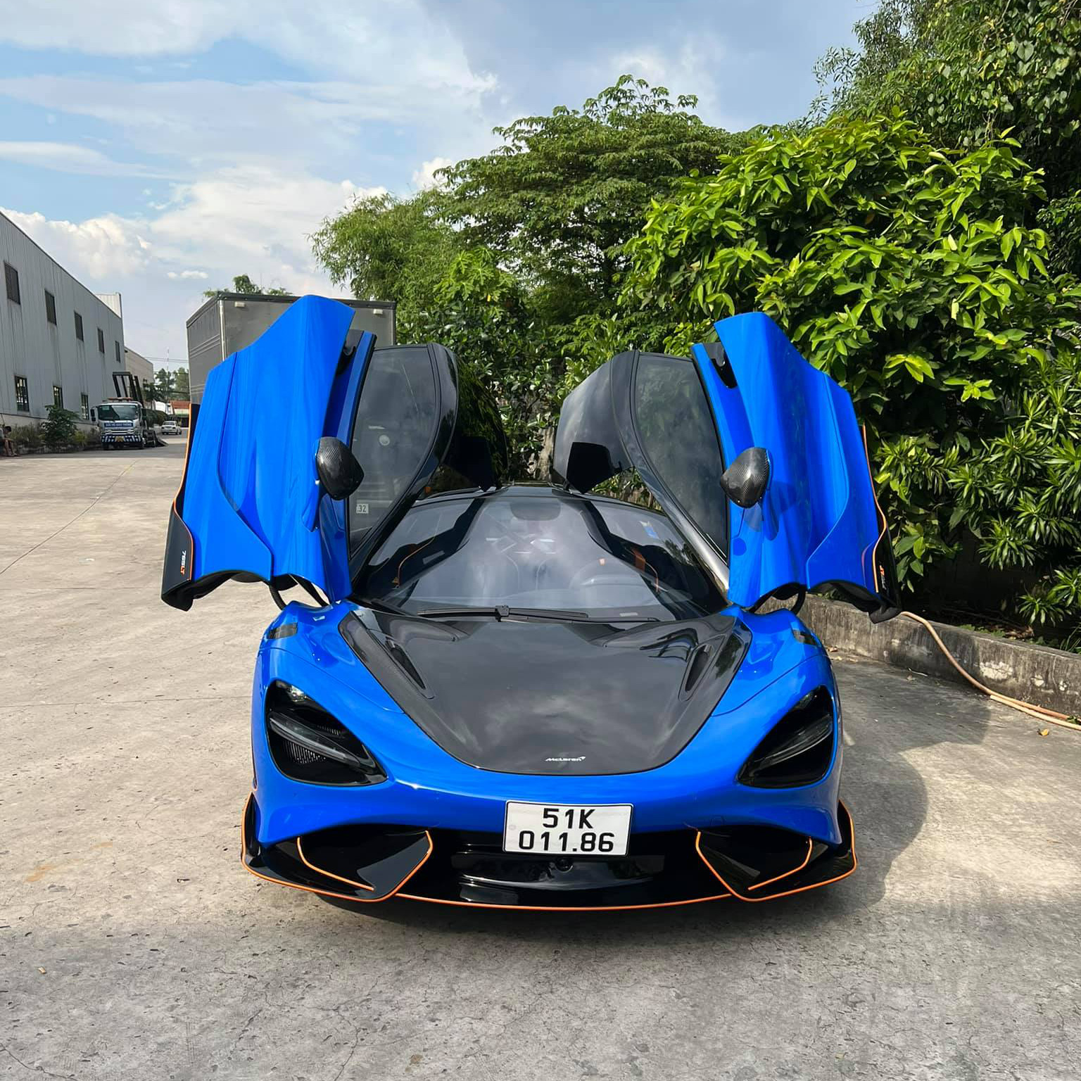 Vừa độ công suất và bấm biển cho McLaren 765LT, ông chủ vườn lan nhận kèo làm vài vòng với Nguyễn Quốc Cường - Ảnh 1.