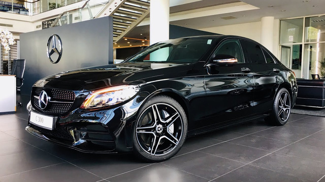 Thanh niên 20 tuổi, lên thành phố với 2 bàn tay trắng khoe tự mua Mercedes C300 nhưng bị mỉa mai: Showroom hâm mộ quá nên tặng luôn Maybach à? - Ảnh 3.