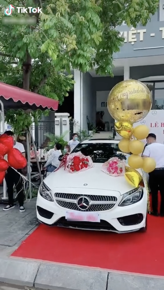 Thanh niên 20 tuổi, lên thành phố với 2 bàn tay trắng khoe tự mua Mercedes C300 nhưng bị mỉa mai: Showroom hâm mộ quá nên tặng luôn Maybach à? - Ảnh 5.