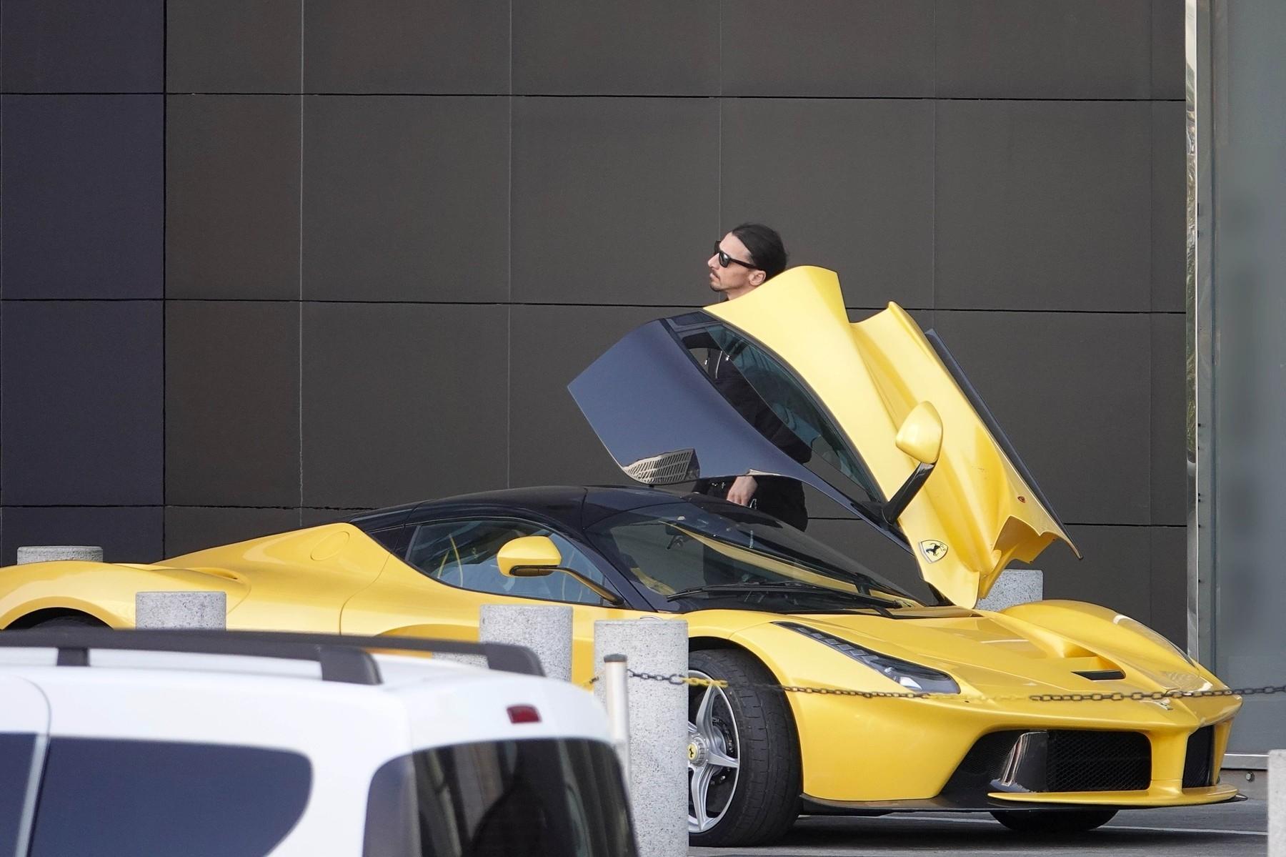 Soi BST xe 12 triệu USD Ibrahimovic: Nhìn đâu cũng thấy Ferrari, đếm sương sương đã có vài siêu phẩm - Ảnh 4.