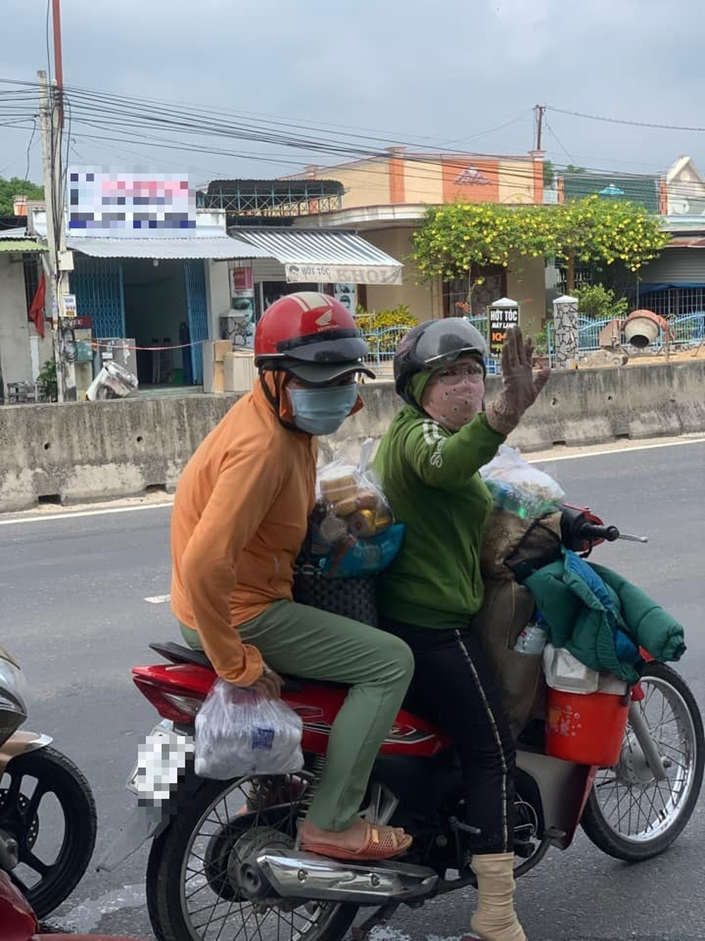 Cảm động Xăng 0 đồng: Bạc Liêu 2 chai, Cà Mau 3 chai cho người đi xe máy về quê - Ảnh 4.