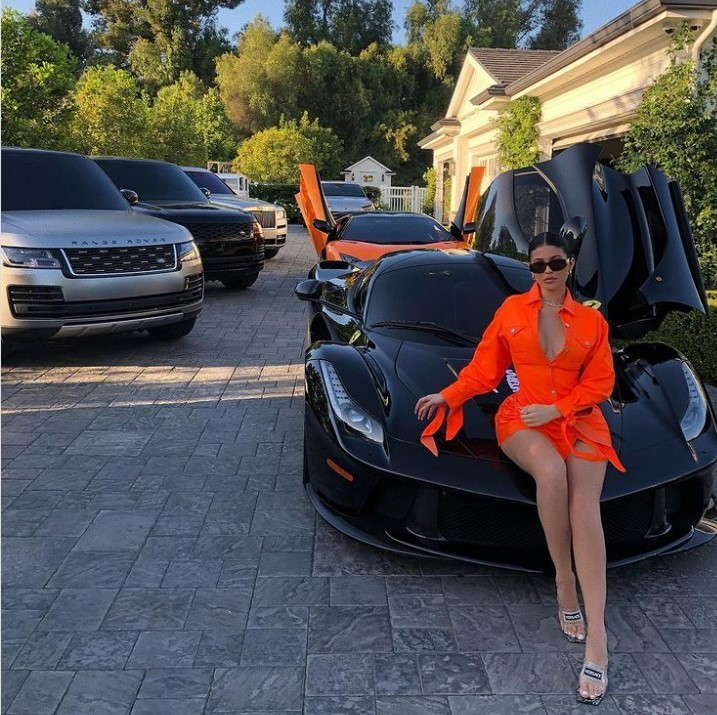 Khi không lái xe từ bộ sưu tập 5 triệu USD, người đẹp tỷ phú Kylie Jenner đi… xe công nông đến ruộng bí ngô cùng con gái - Ảnh 3.