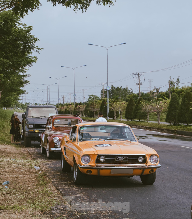 Loạt xe cổ cực hiếm xuống phố ở Sài Gòn - Ảnh 1.