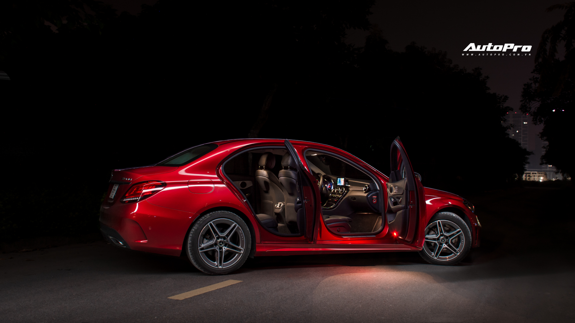 Đánh giá Mercedes-Benz C 180 AMG: Đa vị cho người muốn ‘nếm Mẹc’ - Ảnh 4.