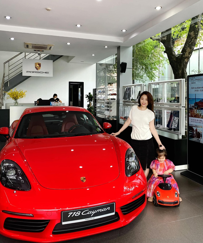 Vần vô-lăng Porsche 718 Cayman chưa đủ thỏa mãn, Hằng Túi lại bổ sung Discovery Sport vào bộ sưu tập ô tô bạc tỷ - Ảnh 4.