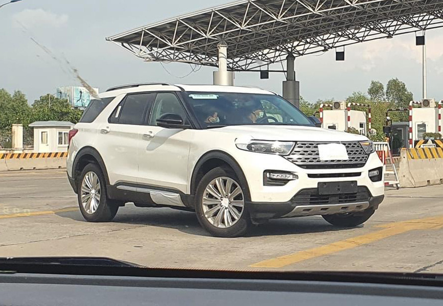 Lộ ảnh thực tế và chi tiết trang bị Ford Explorer 2022 chính hãng đầu tiên Việt Nam: Giá hơn 2,2 tỷ nhưng bạt ngàn đồ chơi, đe nẹt VW Teramont - Ảnh 2.