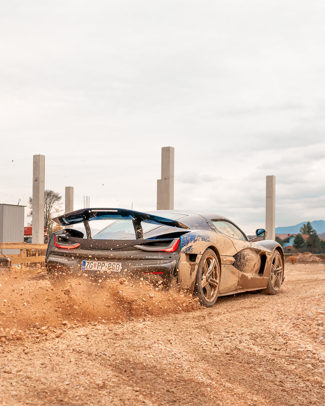 Siêu xe tăng tốc đỉnh nhất thế giới Rimac Nevera đi… off-road, sẵn sàng cho ngày đen tối - Ảnh 2.