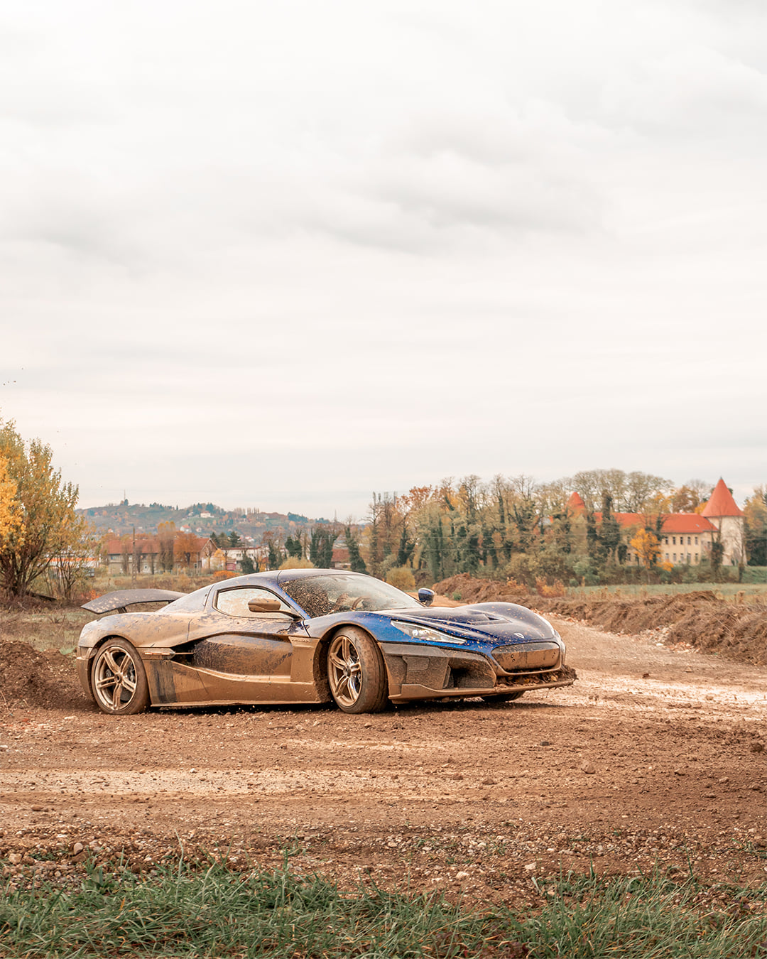 Siêu xe tăng tốc đỉnh nhất thế giới Rimac Nevera đi… off-road, sẵn sàng cho ngày đen tối - Ảnh 1.