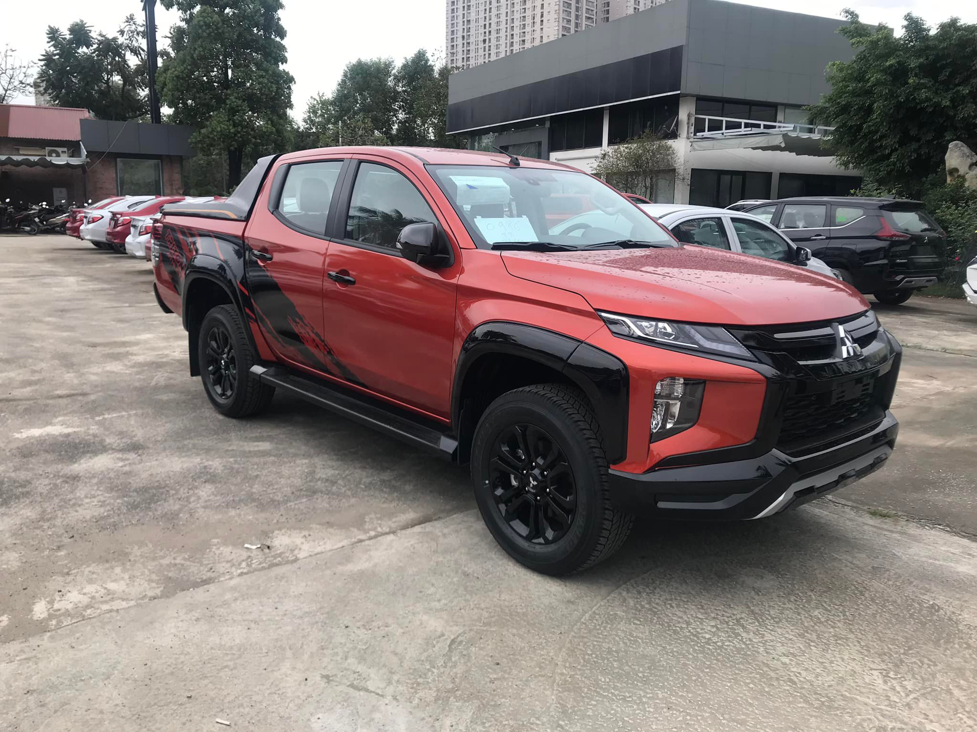 Ảnh thực tế Mitsubishi Triton Athlete tại đại lý: Bán tải thời trang giá từ 760 triệu đồng, đấu Ford Ranger Wildtrak - Ảnh 1.