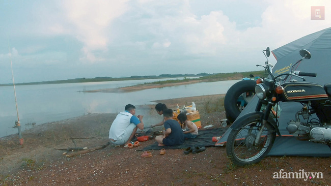 Cặp vợ chồng ở Sài Gòn và hành trình phượt cùng hai con bằng xe máy: Từ băng rừng, lội suối đến sống hoang dã, con học được đủ thứ hay ho - Ảnh 6.