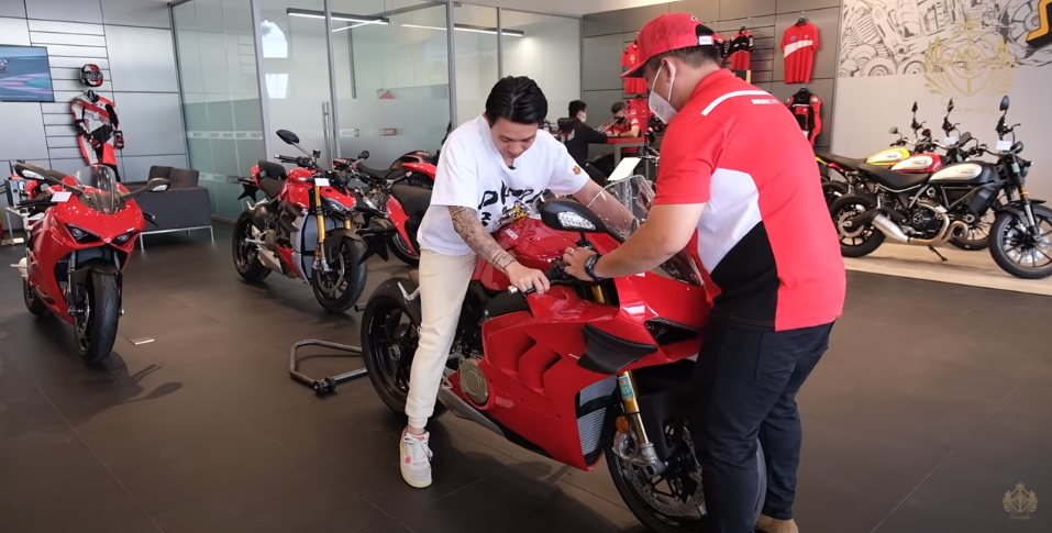 Đăng video mới, Minh Nhựa chia sẻ lý do chọn Ducati Panigale V4 R dù thích và hợp với Panigale V2 hơn - Ảnh 2.