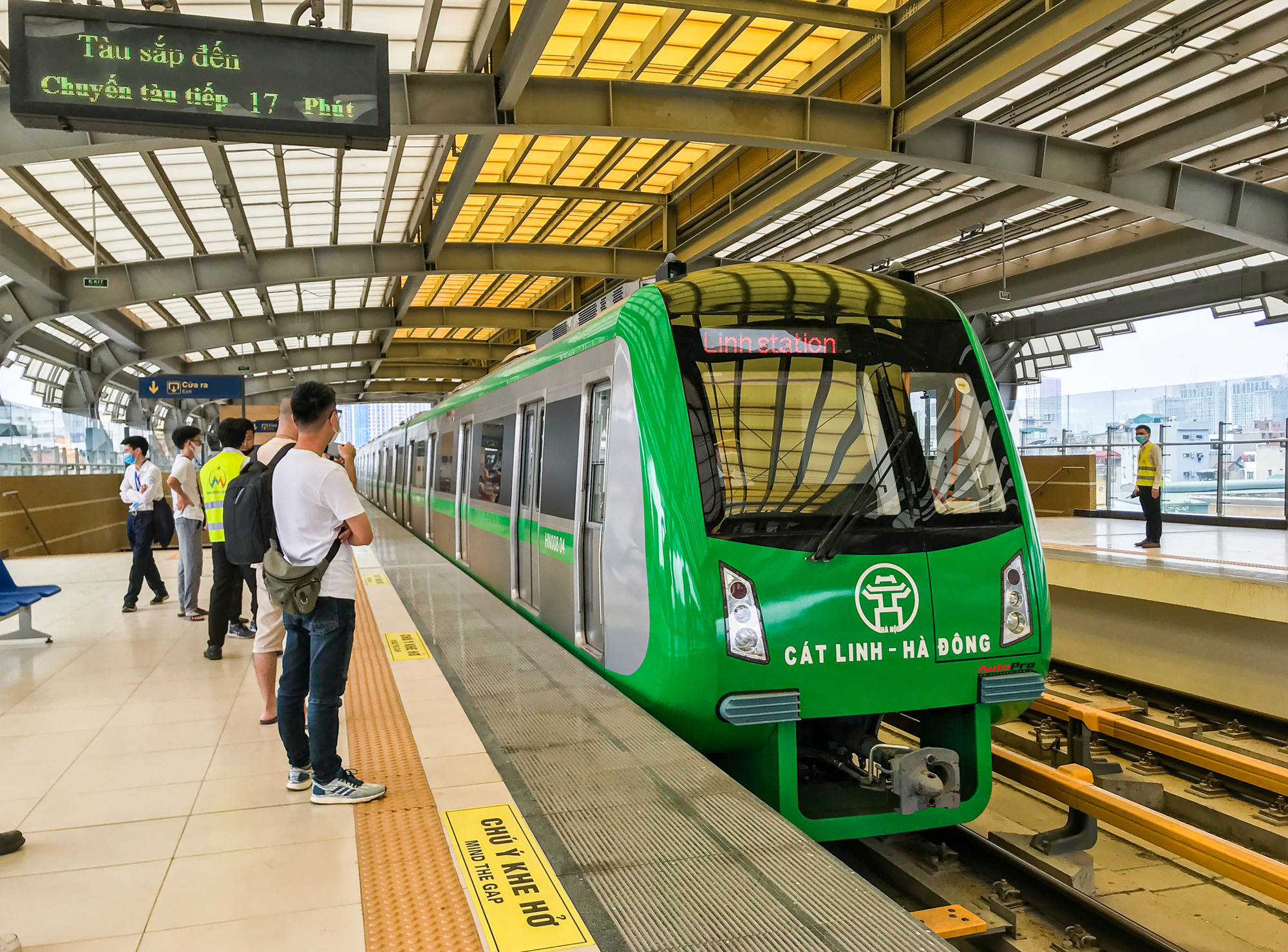 Trải nghiệm một vòng Hà Nội bằng tàu sắt trên cao Cát Linh - Hà Đông: Vận hành êm ái, không gian sạch sẽ - Ảnh 10.