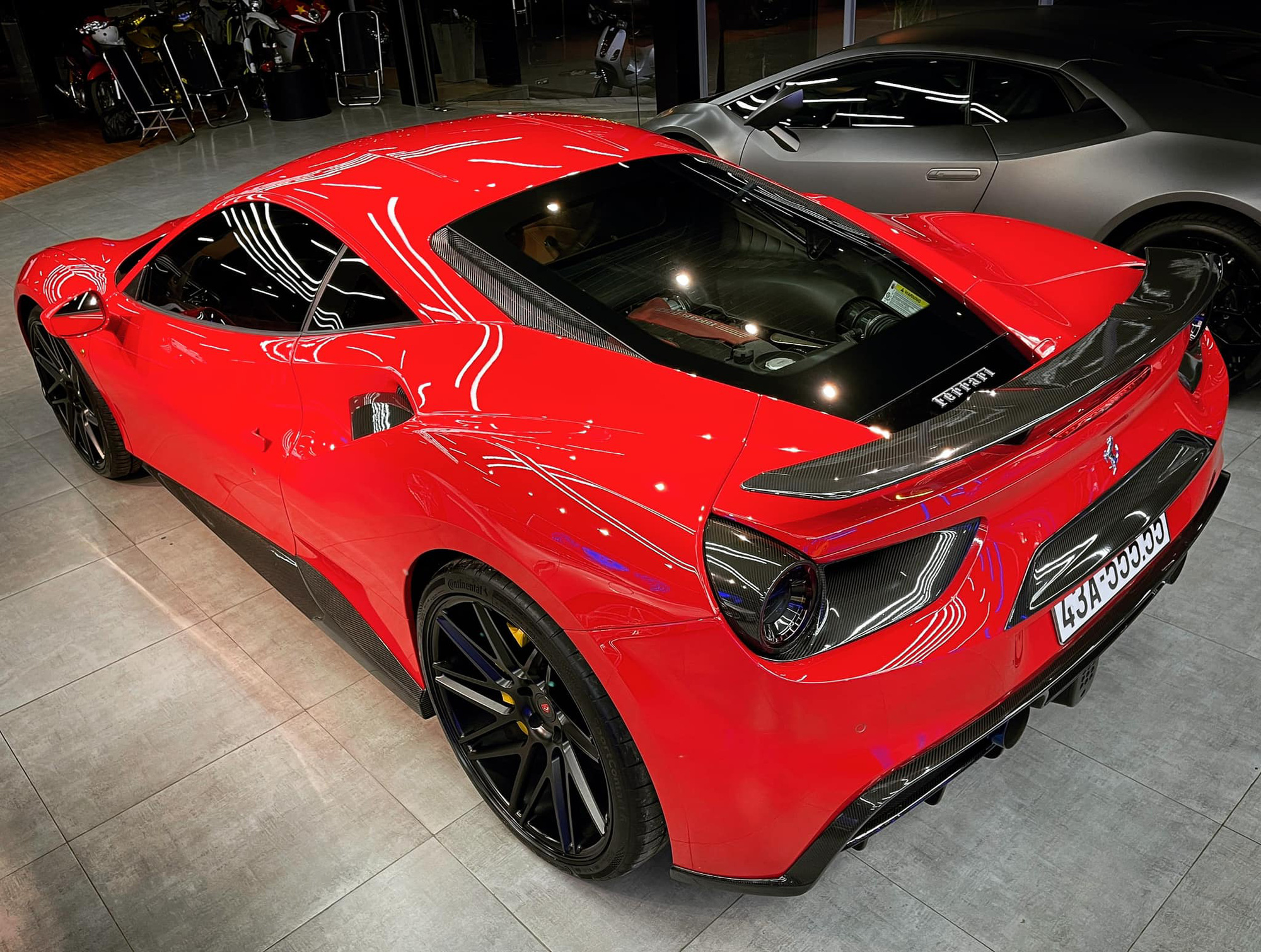 Bùi Tiến Dũng xuống phố cuối tuần cùng ngựa chiến Ferrari 488 GTB biển ngũ quý 555.55 độc nhất Việt Nam - Ảnh 5.